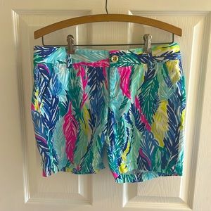 Lilly Pulitzer Jayne Short size 4. Excellent pre-loved condition.
